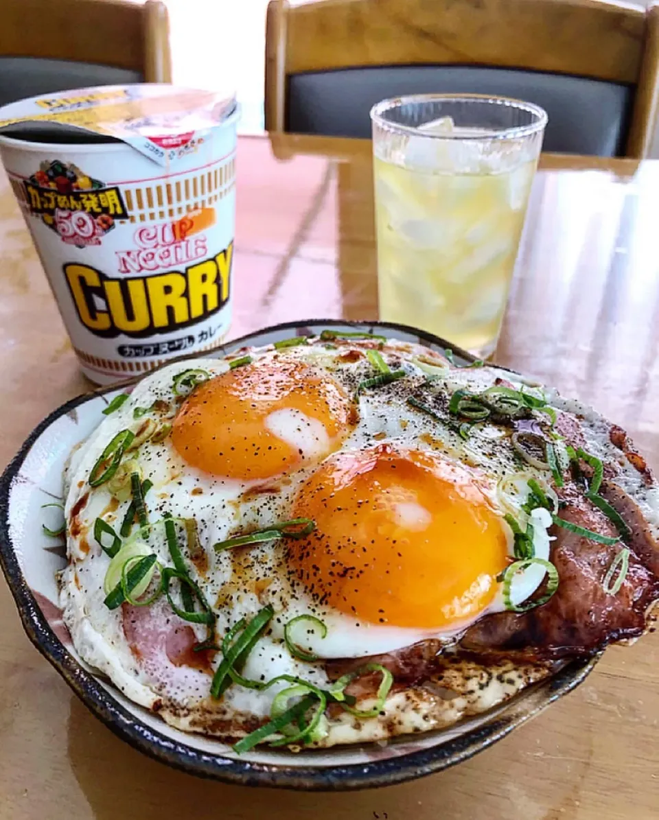 Snapdishの料理写真:ブラペバター醤油ハムエッグ丼&スーパー麺リフトカップヌードルカレー|ガク魁‼︎男飯さん