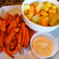 sweet potato airfryer fries, sweet chilies mayo, and 3 fruit salad|Dandylionさん