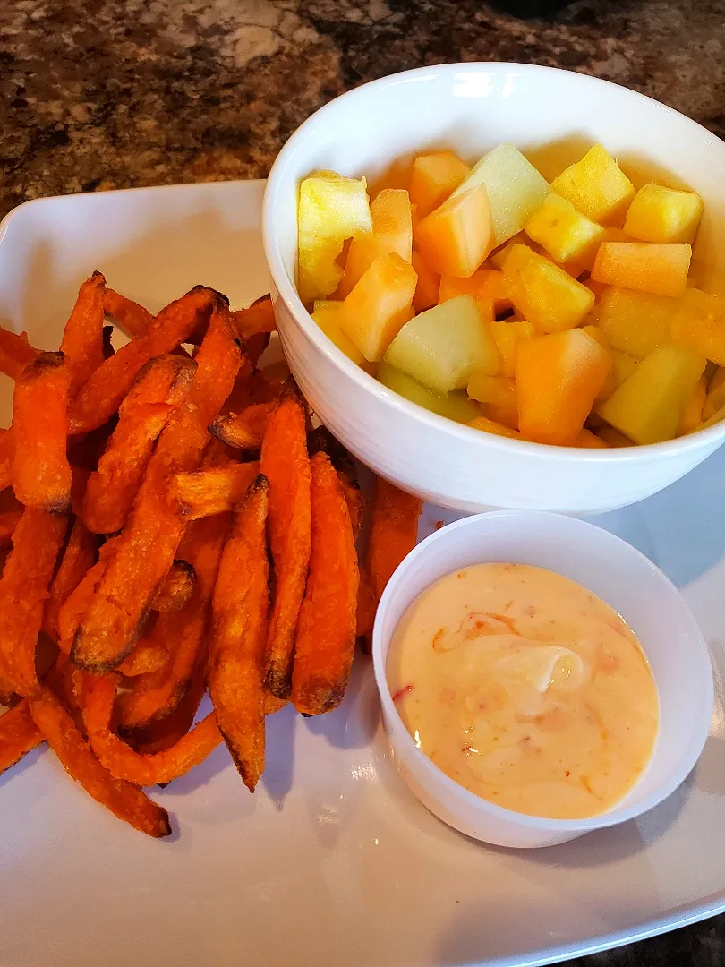 sweet potato airfryer fries, sweet chilies mayo, and 3 fruit salad|Dandylionさん