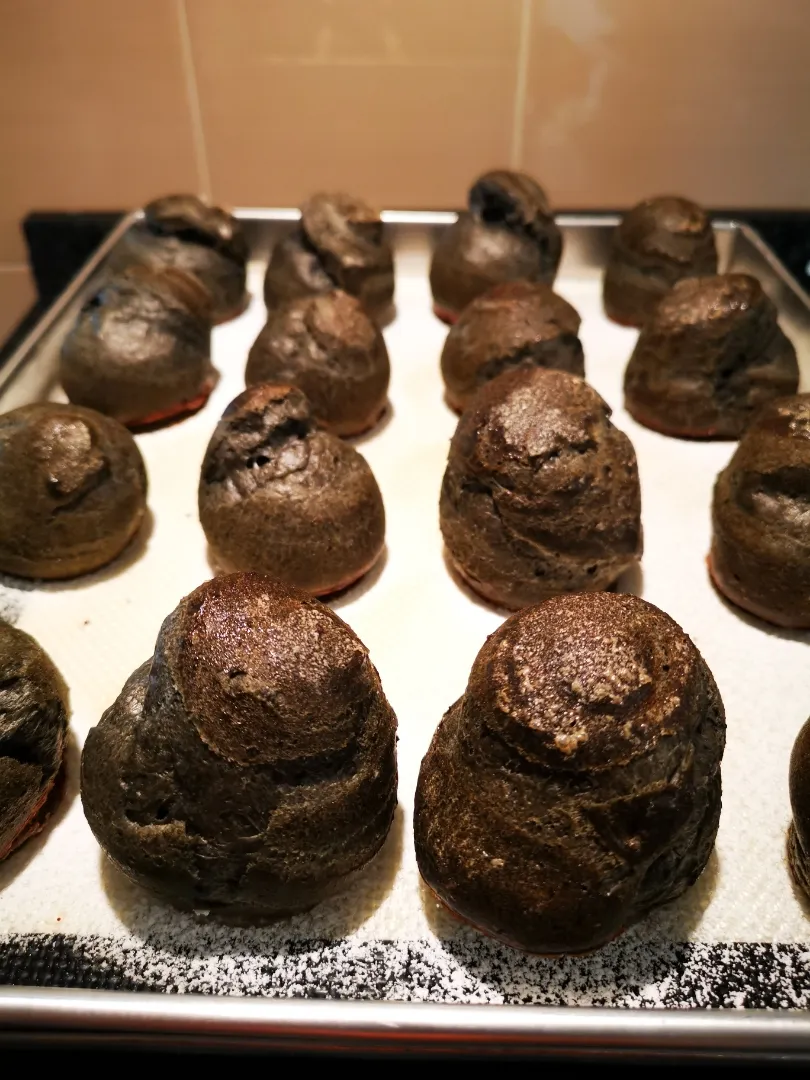 Charcoal cream puffs with oreo custard cream|サンドラ リーさん