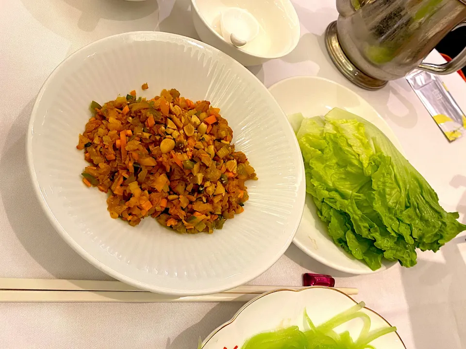 Snapdishの料理写真:Barbecued Peking duck and lettuce|skyblueさん