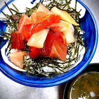 Snapdishの料理写真:今日はお刺身の端材で「漬け丼」|johnnyさん