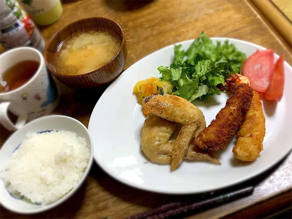 エビフライ・手羽の塩焼き・南瓜サラダ・グリーンサラダ・味噌汁・ご飯|ちびろ菌さん