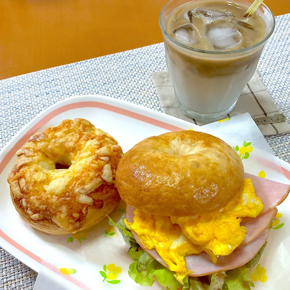 ベーグルサンドとアイスカフェラテ♪ランチ|オレンジまゆゆさん