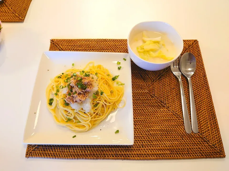 Snapdishの料理写真:今日の夕食　大根おろしとツナの塩麹パスタ、キャベツのミルクコンソメスープ|pinknari🐰🌈さん