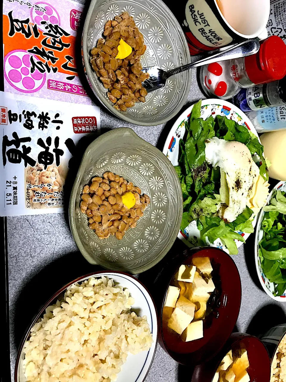 いま流行りの納豆定食ふうに、しかも水戸納豆。 #夕飯　発芽玄米、納豆(水戸小粒納豆、北海道小粒納豆)、豆腐昆布味噌汁、目玉焼き(ターンオーバーじゃないやつ)レタス|ms903さん