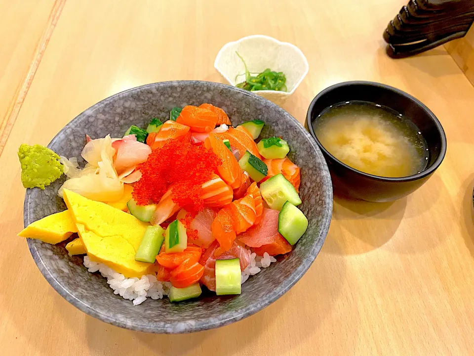 Snapdishの料理写真:Assorted sashimi rice|skyblueさん