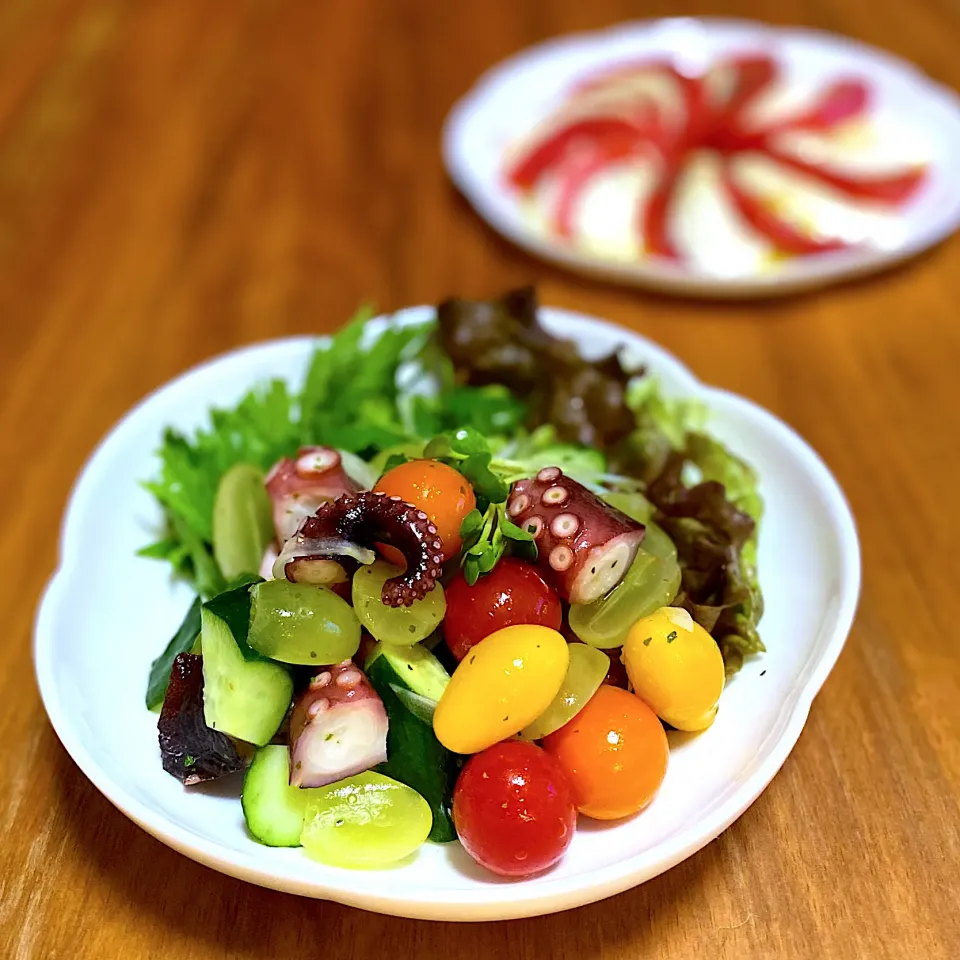 Snapdishの料理写真:たことぶどうのマリネ 🥗和泉蛸🐙とぶどう🍇💕きゅうりとミニトマト‥マリネしました🥗|みかりんさん