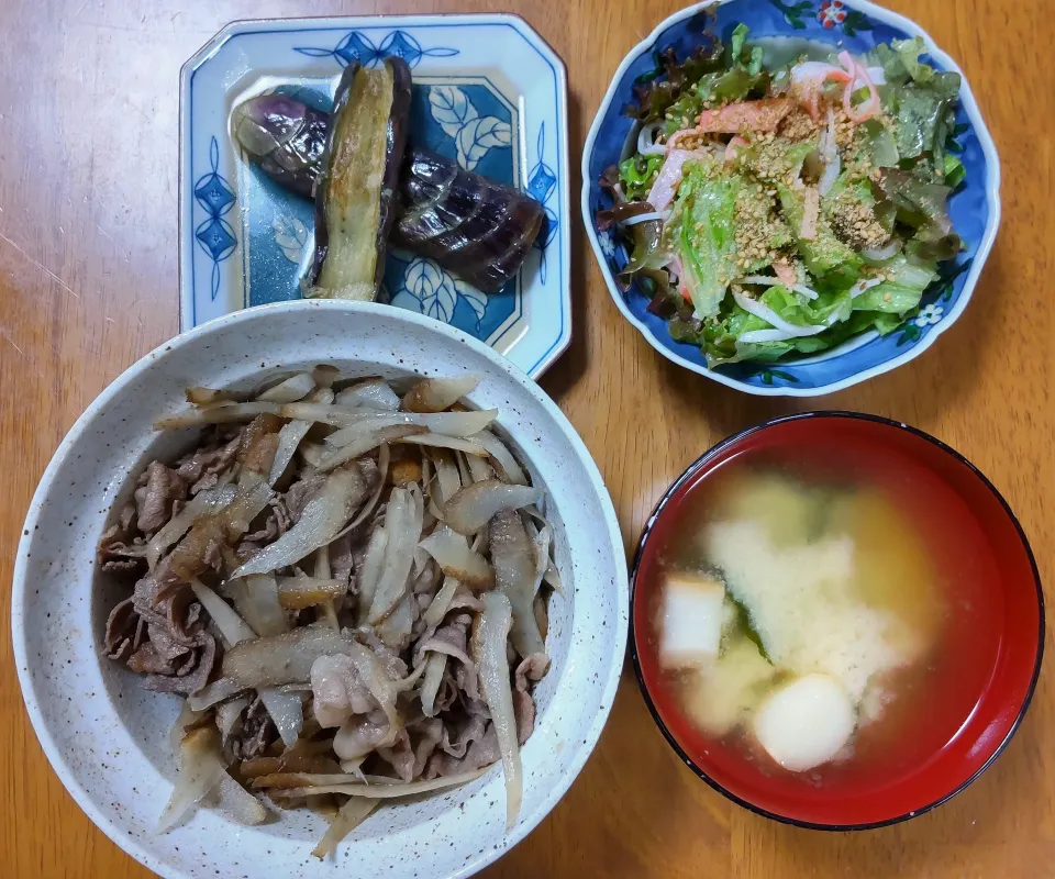 ４月１３日　新ごぼう牛丼　サニーレタスとかにかまのナムル　なすの焼きびたし　わかめとお麩のお味噌汁|いもこ。さん