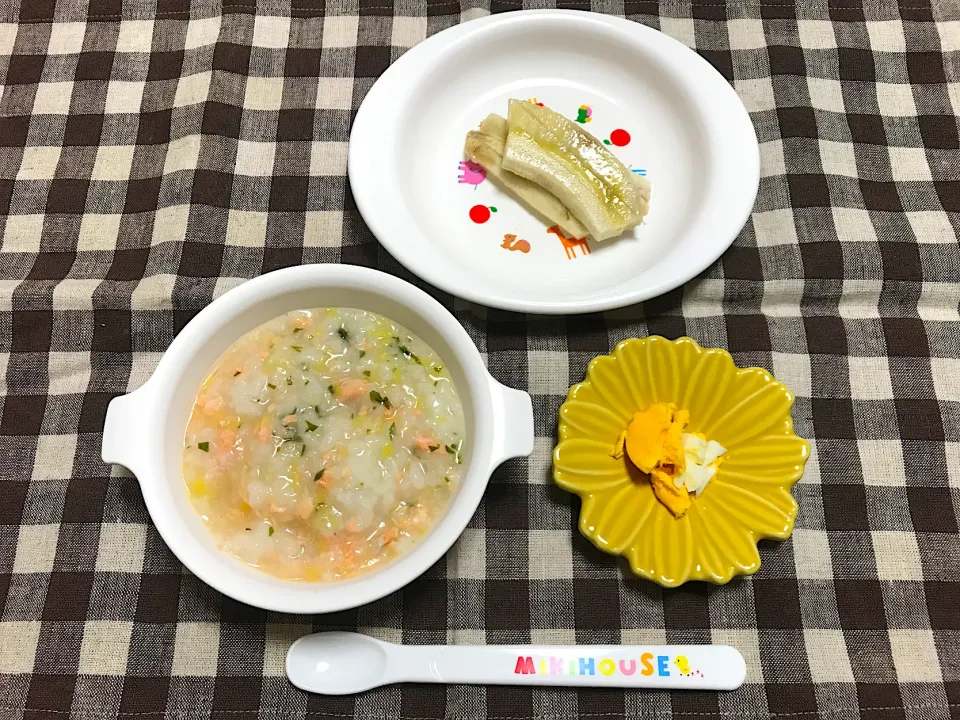 Snapdishの料理写真:【離乳食】鮭とわかめの雑炊、卵、バナナ|sayaさん