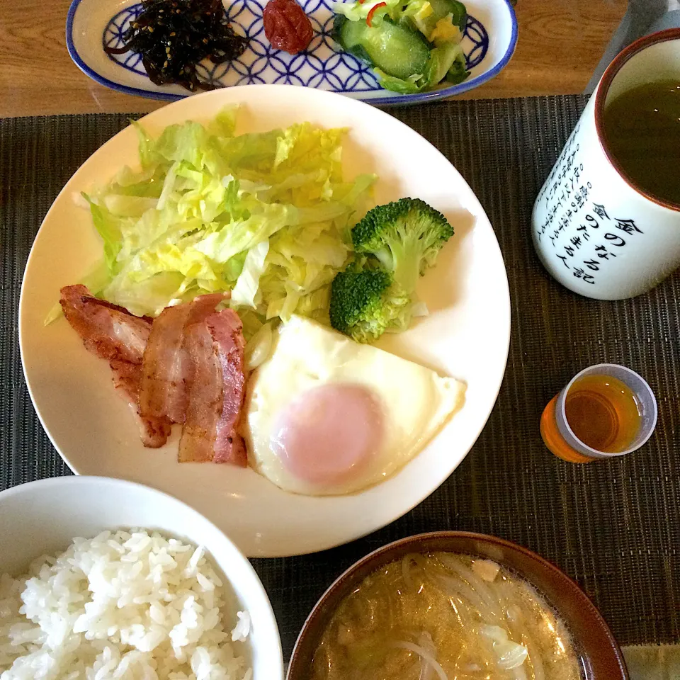 2021年5月9日　男前美容師の手作り朝ごはん　ベーコンエッグ🥓　野菜たっぷり味噌ラーメンスープ　キュウリキャベツ塩揉み　今日も美味しくいただきました😄|Booパパさん