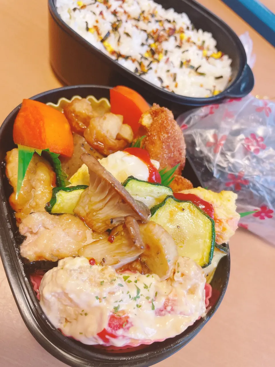 今日の旦那の　#お弁当

・大根、竹輪、蒟蒻の煮物
・ササミの唐揚げ
・つくね
・パプリカ、コーン入り卵焼き
・エリンギとズッキーニのほりにしソテー
・エビマヨ
・ふりかけご飯

・昆布と梅干しのおにぎり🍙

＊ツクネ:お肉屋さんの生の肉団子２つを合体して海苔を付けて小麦粉をふり甘辛煮

＊エビマヨ:エビの衣は、小麦|sacchan( ﾐΦﻌΦ)ฅさん