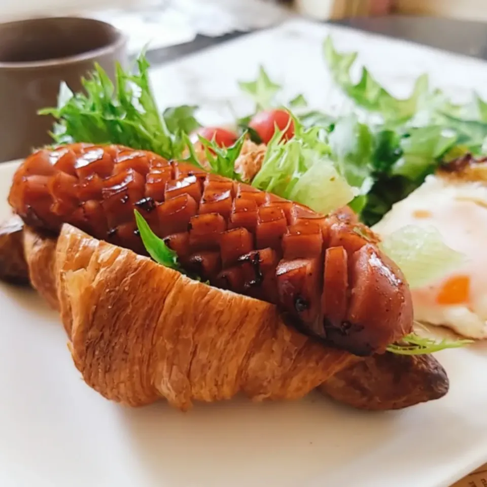 Snapdishの料理写真:今日の朝食☕🍞🌄クロワッサンサンド。|yoshiyoshiさん