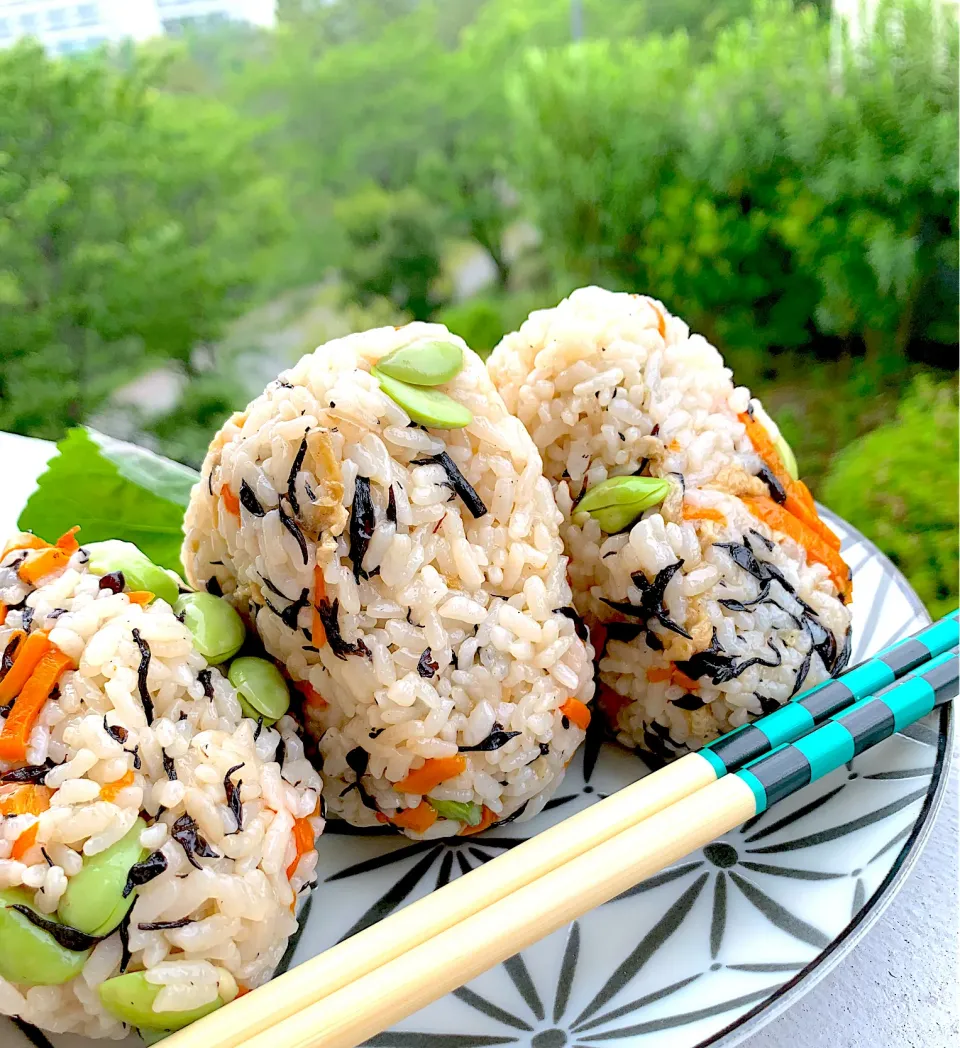 ひじき入り炊き込みご飯でおむすび🍙|シュトママさん