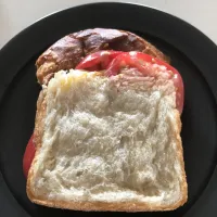 ゆでたまごとトマトとチーズ🥚🍅🧀サンドイッチ🥪|ノムリエさん