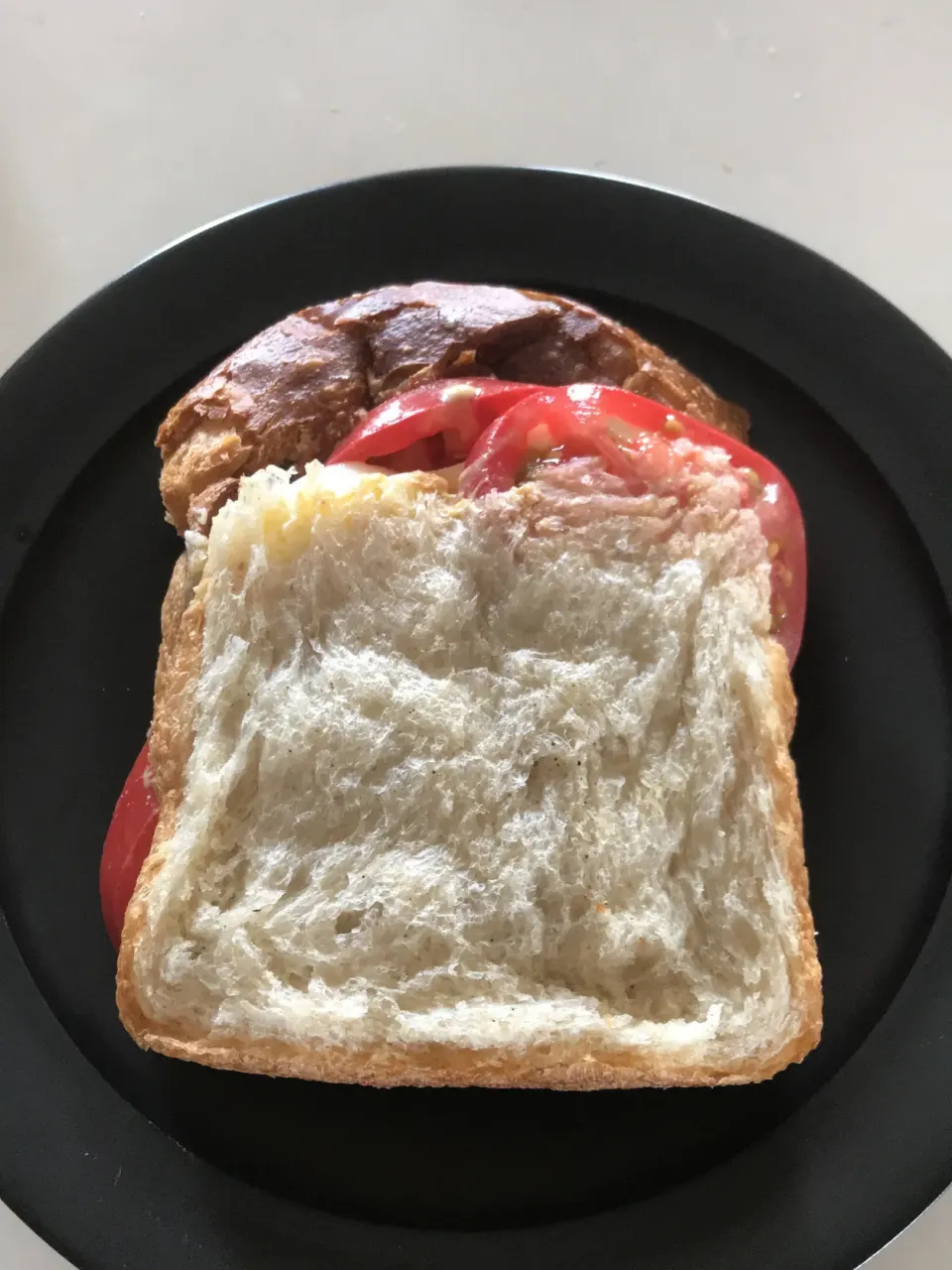 ゆでたまごとトマトとチーズ🥚🍅🧀サンドイッチ🥪|ノムリエさん