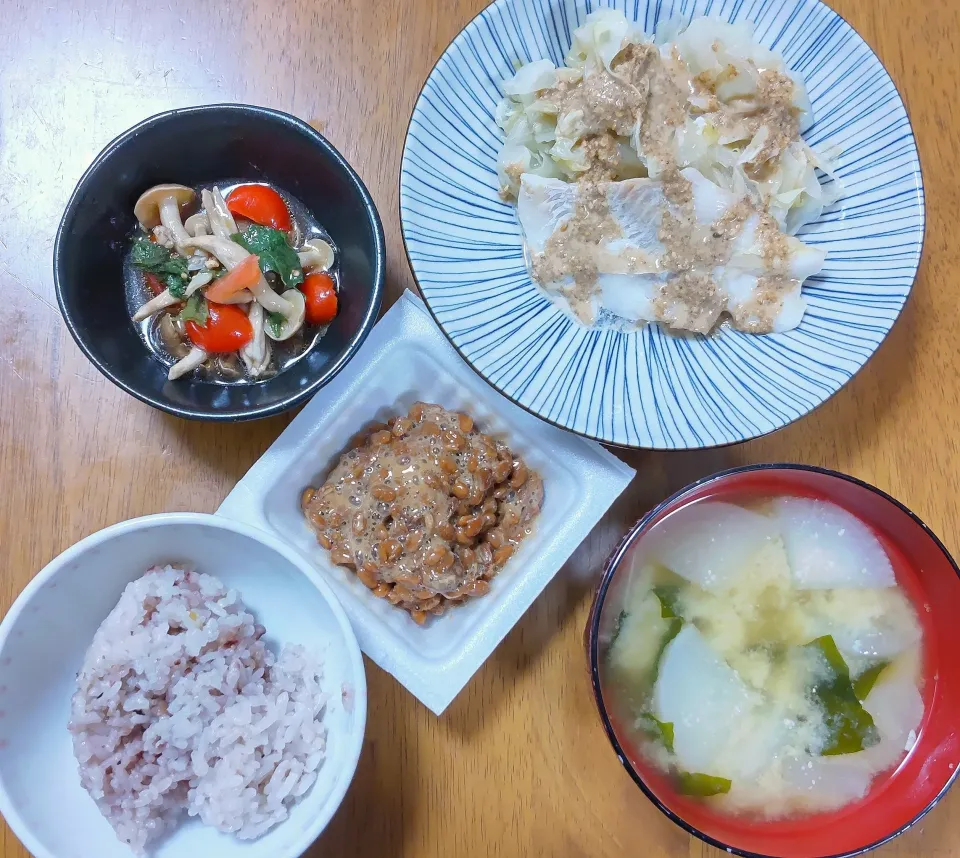 Snapdishの料理写真:４月１４日　鱈とキャベツの蒸し物　きのことトマトの大葉マリネ　納豆　大根とわかめのお味噌汁|いもこ。さん