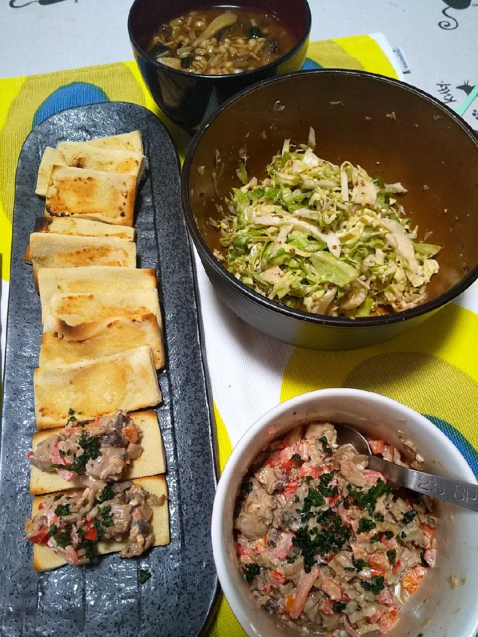 Snapdishの料理写真:今日のお昼ごはん
※高野豆腐で鰹フレークとパプリカのブルケッタ？カナッペ？オープンサンド？
※キャベツサラダ
※キノコとワカメのもち麦入りお味噌汁|れあMIXさん