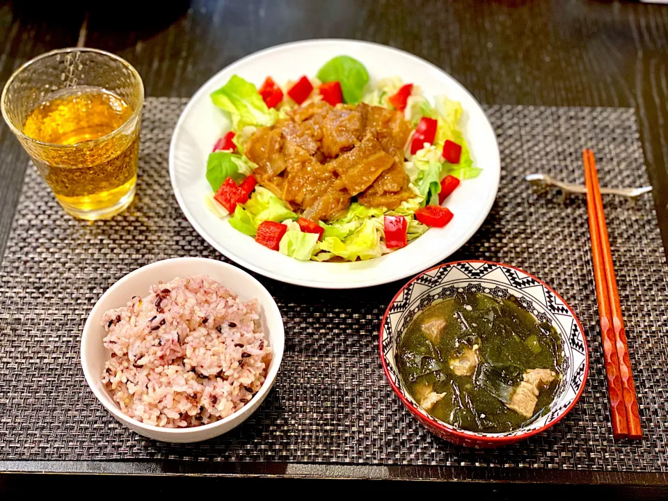 Snapdishの料理写真:母の日のランチ✨#豚の角煮のせサラダ#牛肉入りワカメスープ|Hi-Niさん