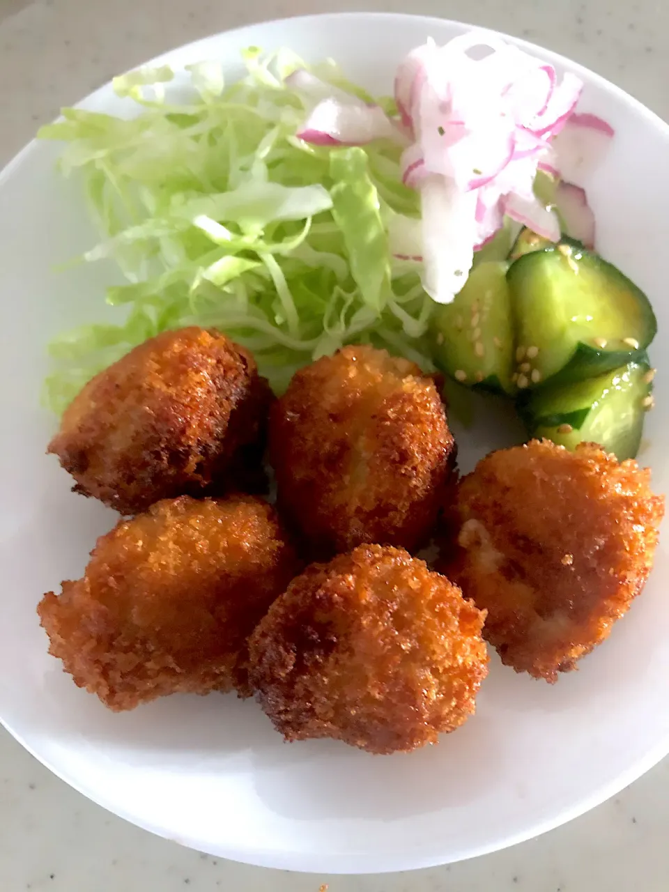 一口豚カツと紫玉ねぎのマリネ、焼き肉のタレでやみつきキュウリ|ころりんさん