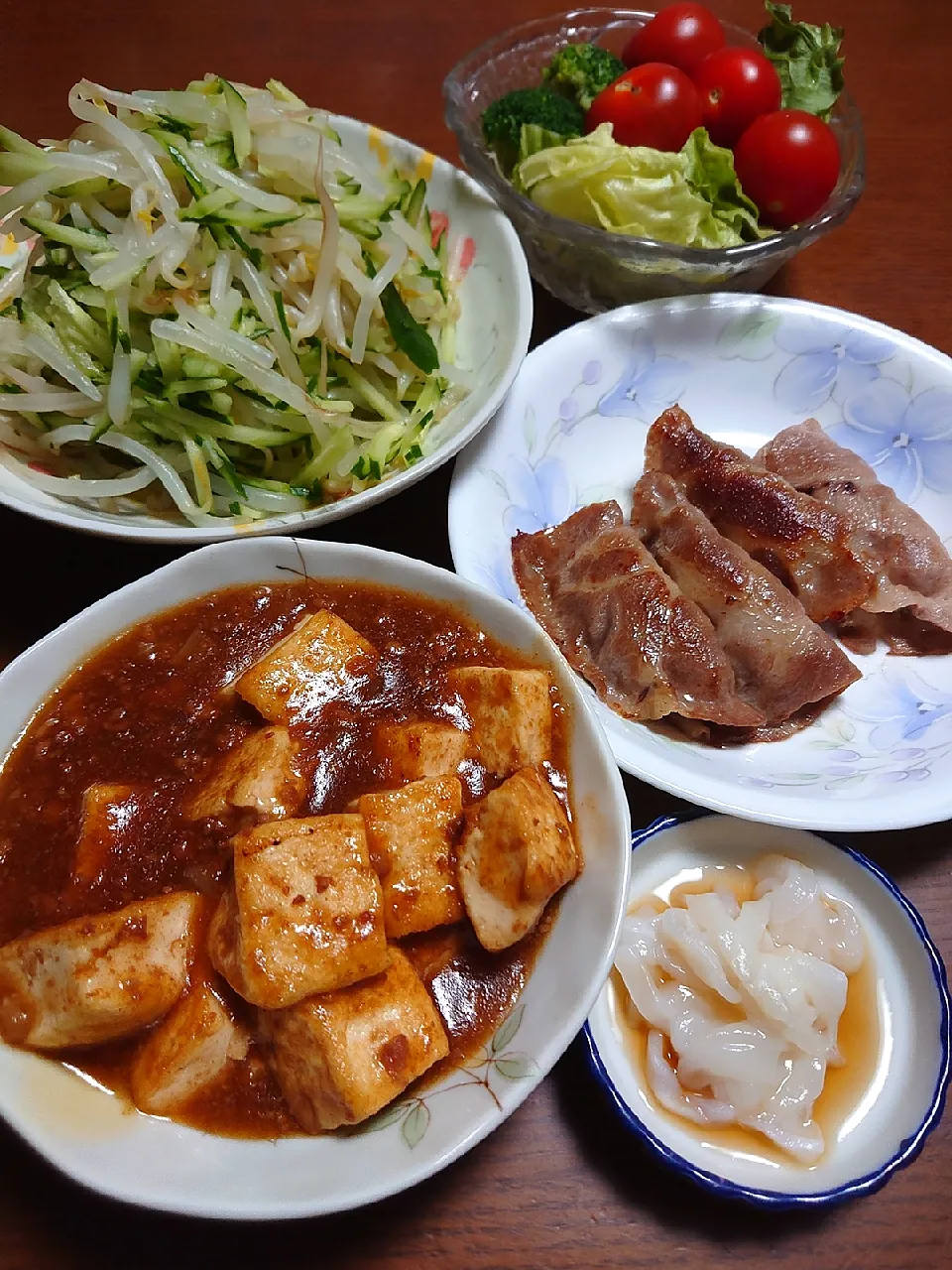 豚肉はさみ焼き
麻婆豆腐
モヤシサラダ
イカソーメン
サラダ|ぱやさん