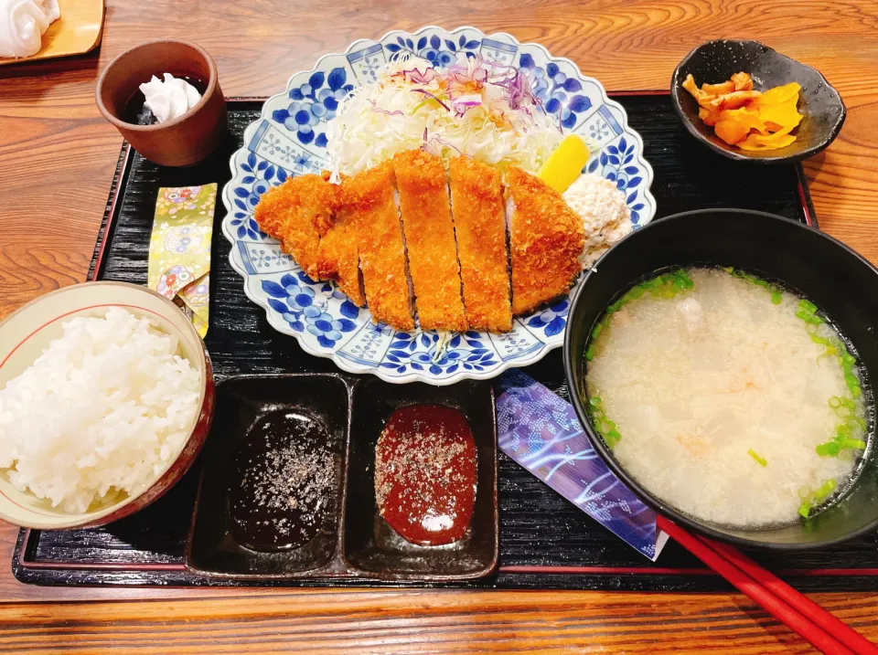 Snapdishの料理写真:薩摩黒豚　ロースカツ定食|コージ💫さん