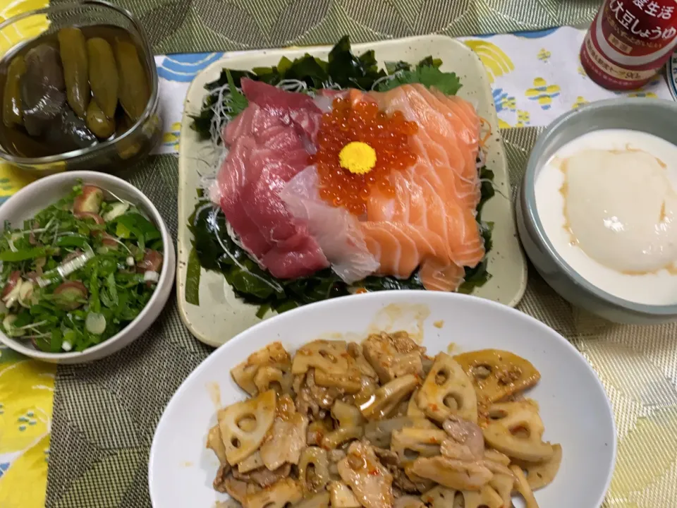 れんこんと豚バラの味噌炒め、刺身盛り合わせ(買ってきたやつ)、冷奴、野菜煮浸し(残り物)|peanutsさん