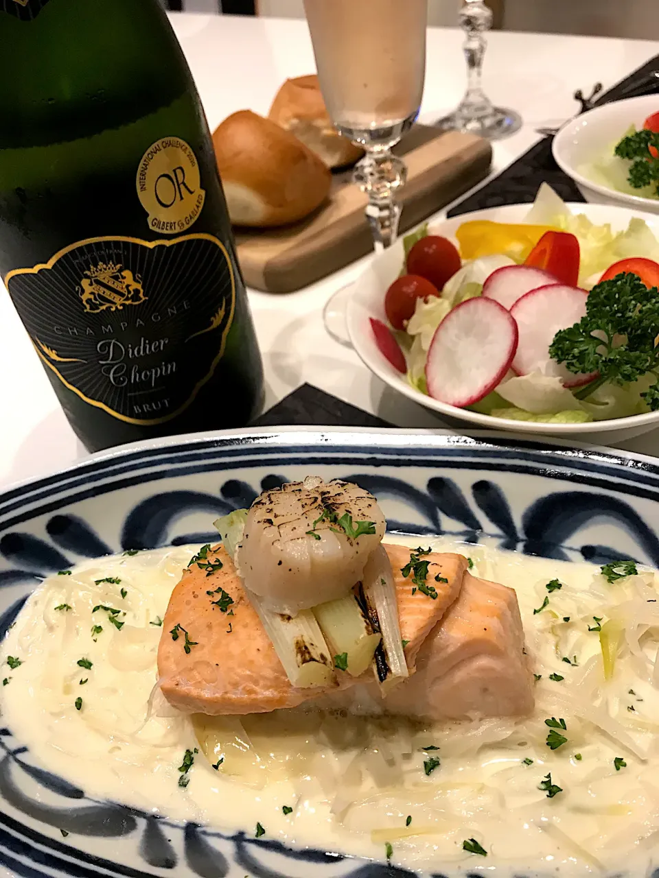 Snapdishの料理写真:サーモンのバプール🐟長葱のクリームソース、炙り貝柱を添えて🍽🔥➰🥂😋|ナムナムさん