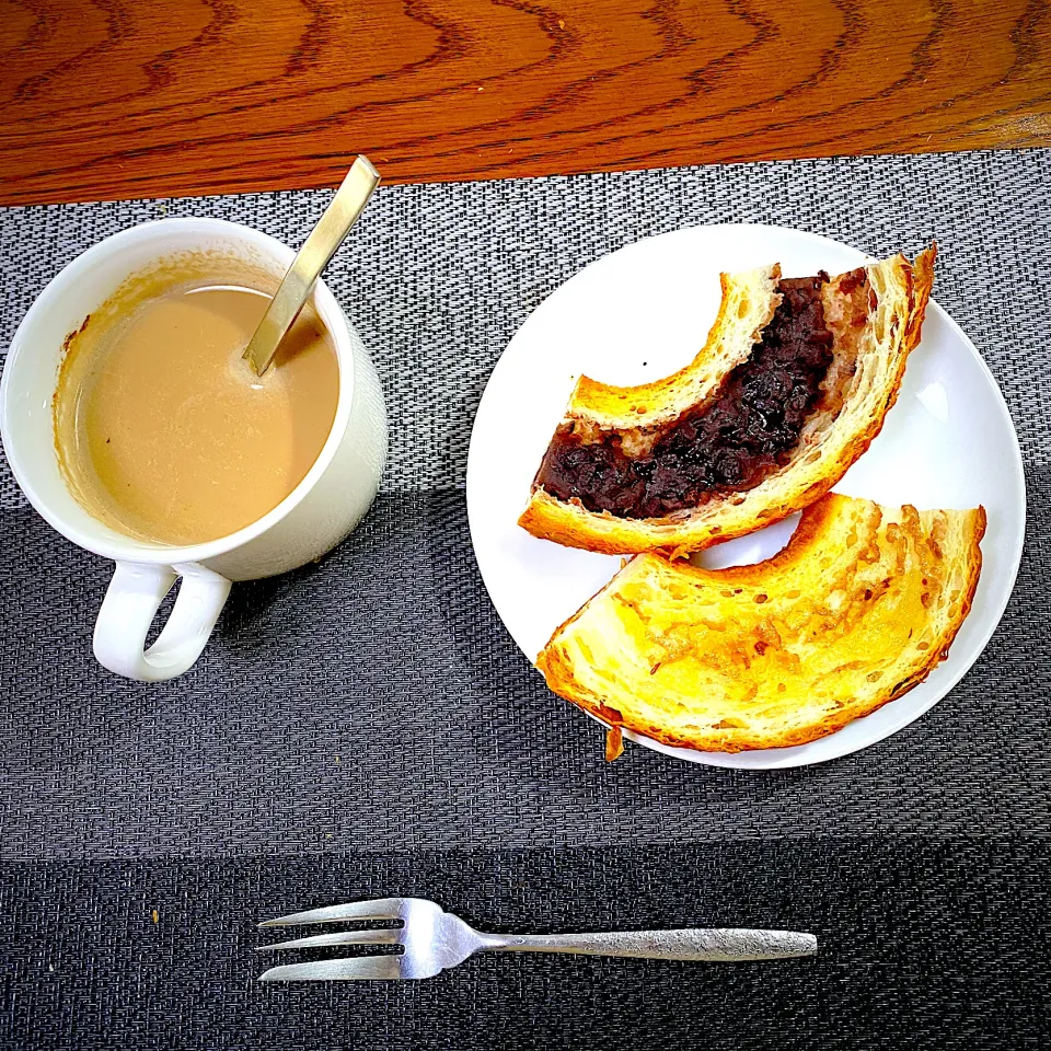 5月 9日　朝ごはん　デニッシュあんぱん、カフェオレ|yakinasuさん