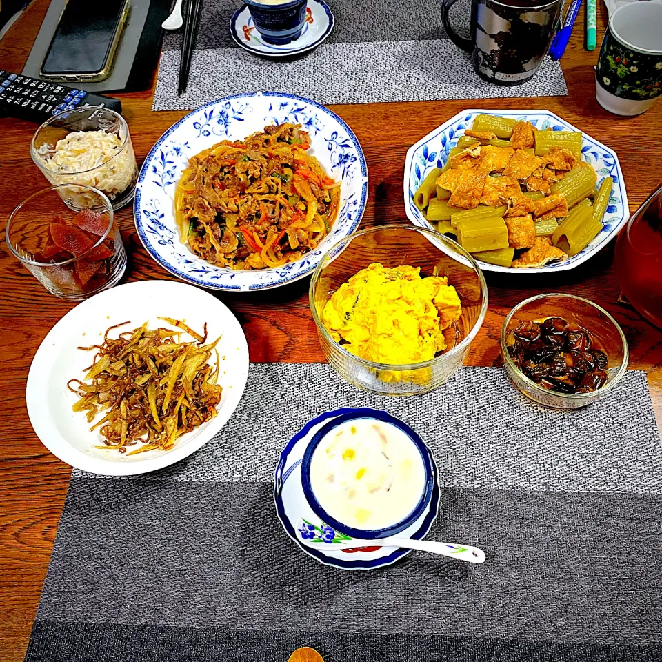 太い蕗と薄揚げの煮物、牛蒡と豚肉の煮物、栗南瓜のサラダ、茶碗蒸し、奈良漬け|yakinasuさん