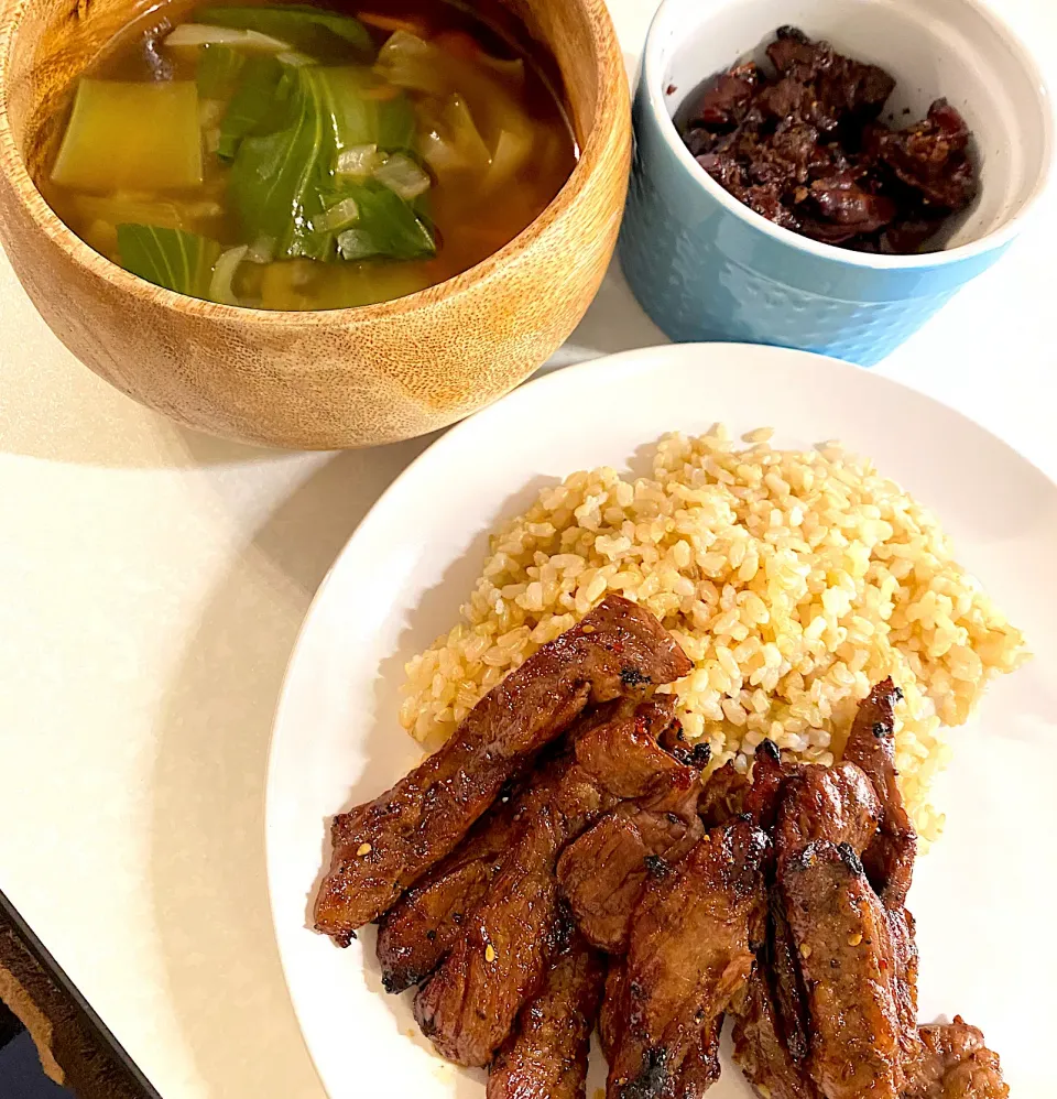 Snapdishの料理写真:ハワイアンBBQソース焼肉,レバー,玄米,野菜スープ🍲🍴|にゃんこさん