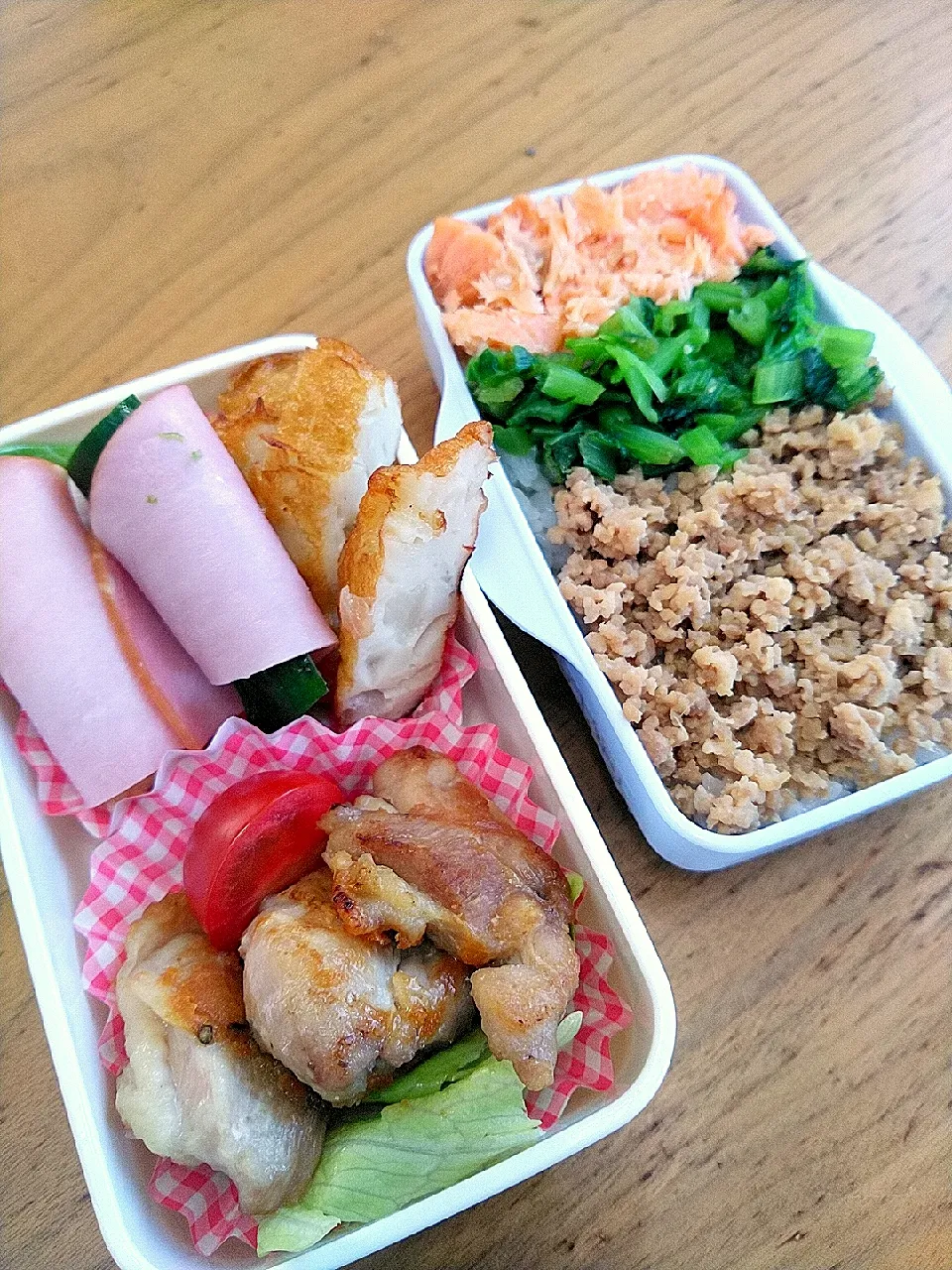 Snapdishの料理写真:娘の『鶏そぼろ、小松菜、鮭』3色弁当|pranzoさん