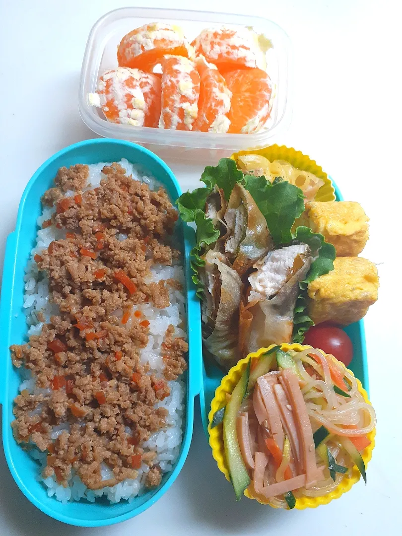 ☆中学生弁当☆そぼろごはん、マカロニグラタン、シラス卵焼き、ミニトマト、ささみシソ春巻、春雨サラダ、柑橘|ｼｮｺﾗさん