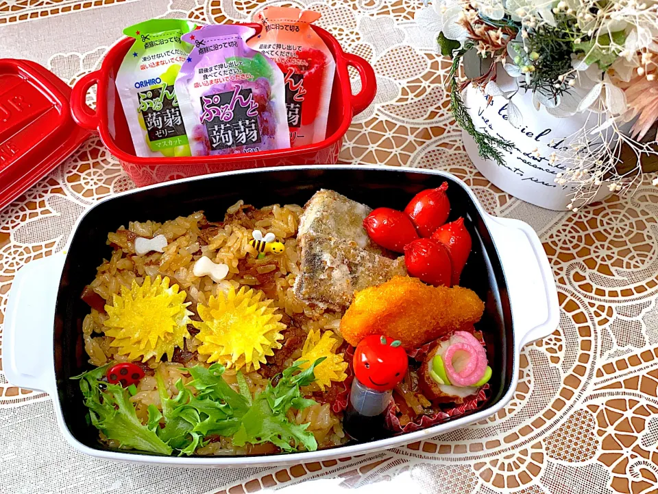 Snapdishの料理写真:2021.5.10の娘弁当はたんぽぽの牛ごぼう混ぜご飯弁当🍀|makoさん