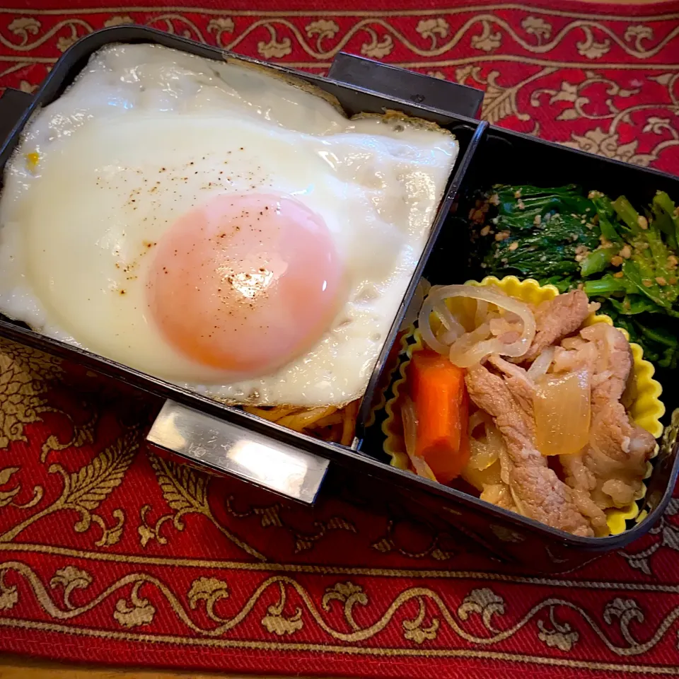 焼きそばの目玉焼きのせと、肉じゃがと、ほうれん草の胡麻和え弁当|もえさん