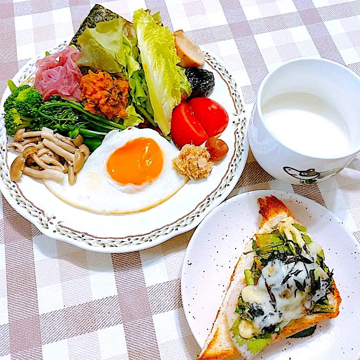 今日の朝ごはん♪小松菜とレンコンとヒジキのピーマン味噌＋マヨチーズトースト|riko30294さん