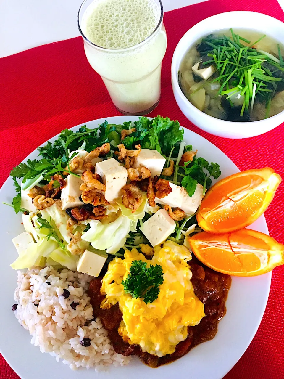 ハッピーモーニングセット😋💖🙏もち麦小豆ご飯にスパイスチキンカレー🍛オムレツ乗せて😋ちぎり野菜と豆腐のサラダ🥗鶏皮カリカリ焼きトッピング💪元気スムージー😋具沢山味噌汁^_^😋🙏|HAMI69さん