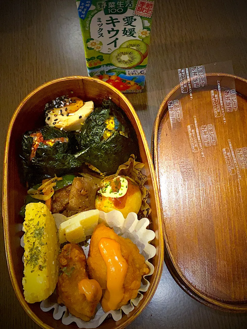 Snapdishの料理写真:お弁当🍱　すき焼きのりたまふりかけおむすび　焼き海苔　ポークソテー　パプリカ小海老の炒め煮　チーズポテト　フライドチキン　オーロラ辛ソース　チーズチップス　キウイ野菜ジュース　アイスティー|ch＊K*∀o(^^*)♪さん