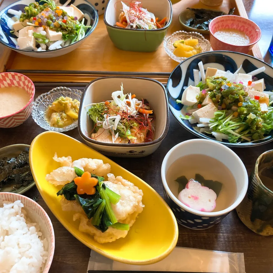 カワハギ・山芋・れんこんの天ぷら　　　大根と水菜の葱みそ豆腐サラダ🥗鶏ときのこの黒甘酢あんかけ|ちゃみこさん