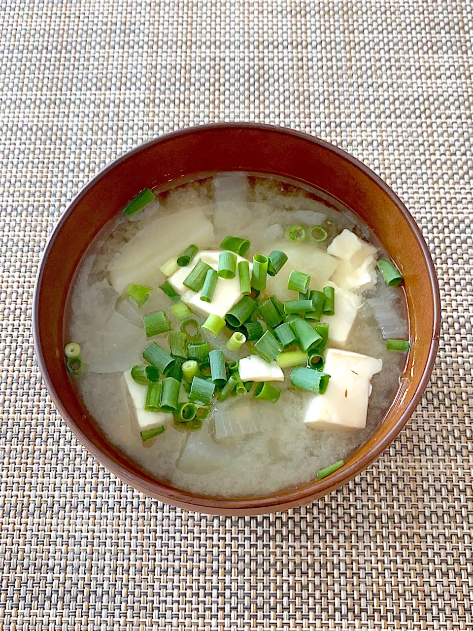 豆腐、じゃがいも、玉ねぎ、青ネギのお味噌汁|ひまさん