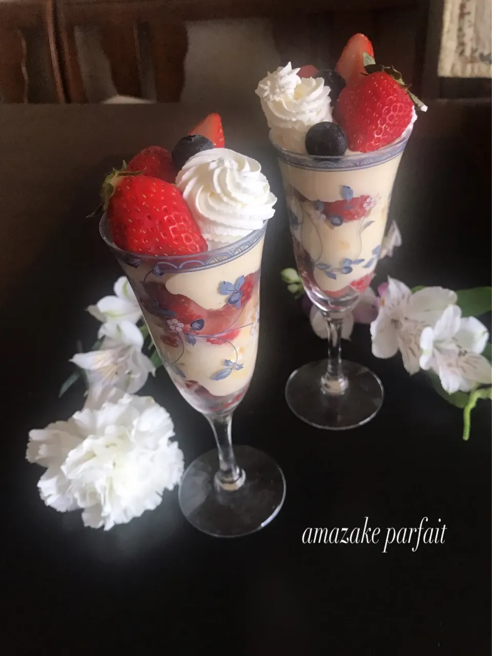 材料は3つ〜ひんやり苺の甘酒パフェ🍓|とんちんさん