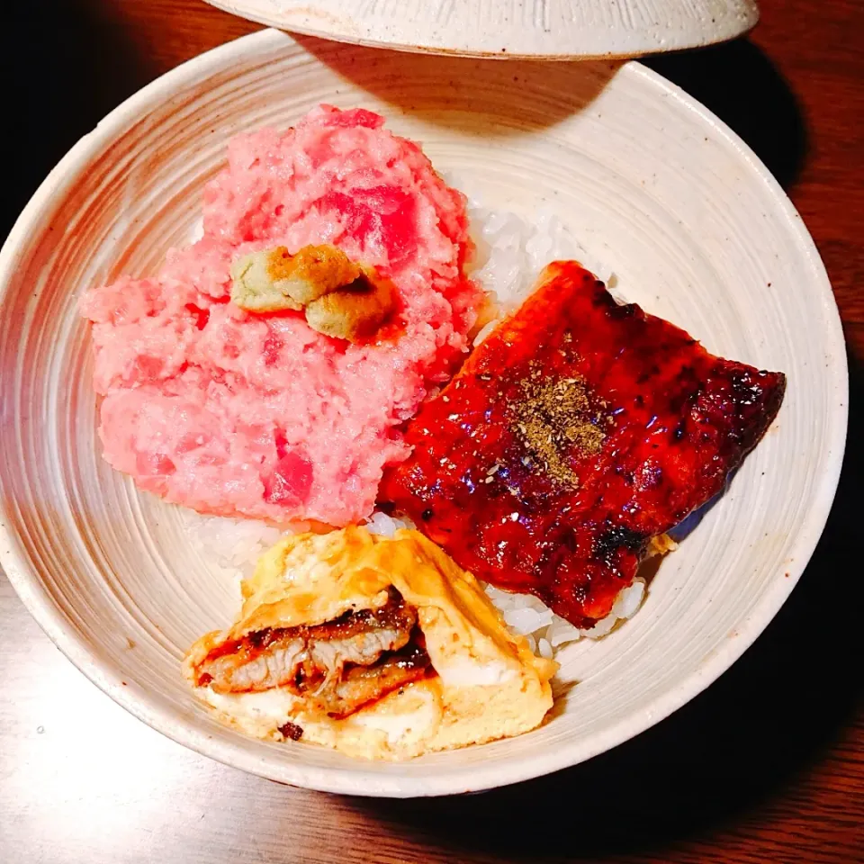 鰻が安かったので〰️😁〰️鰻＋鮪たたき＋う巻き=丼〰️😋|quitaさん