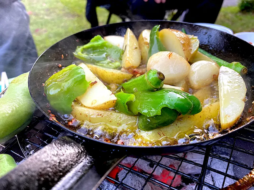 BBQで新ジャガイモとピーマンちオクラなどの野菜アヒージョ|shikaさん