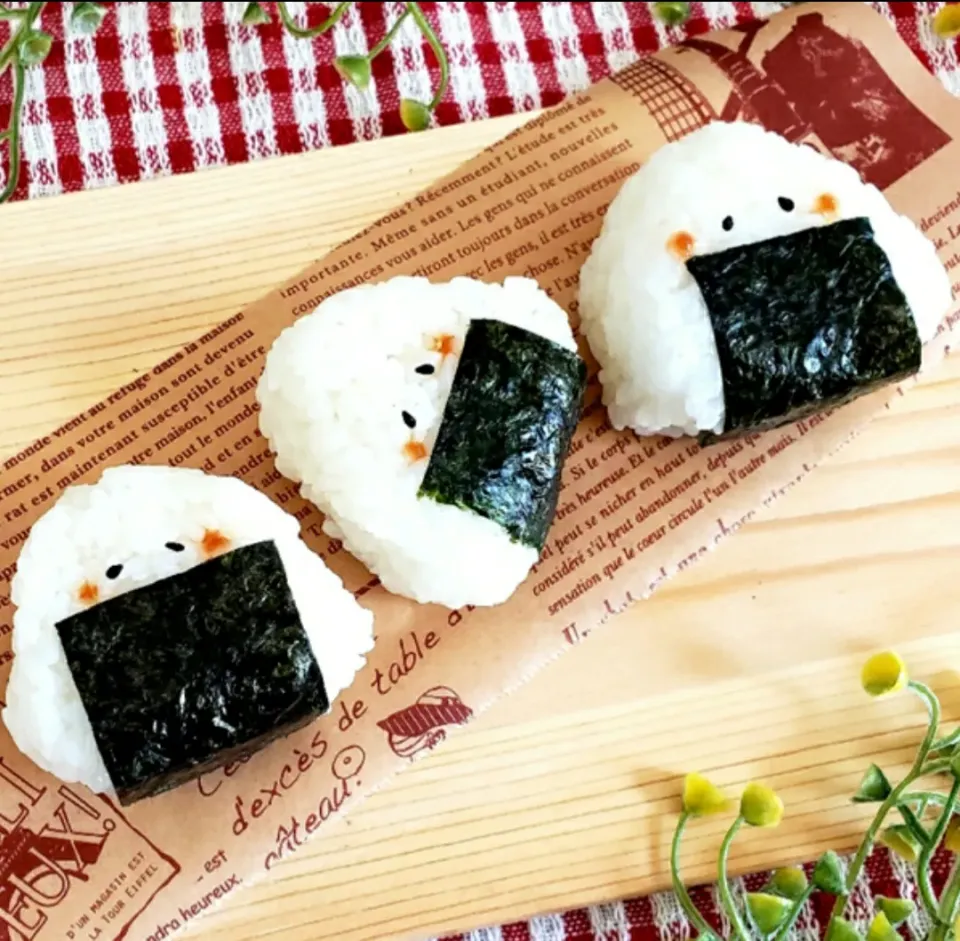 お昼ごはん
ちょこっとデコおにぎり🍙(^-^;|小豆🌼さん