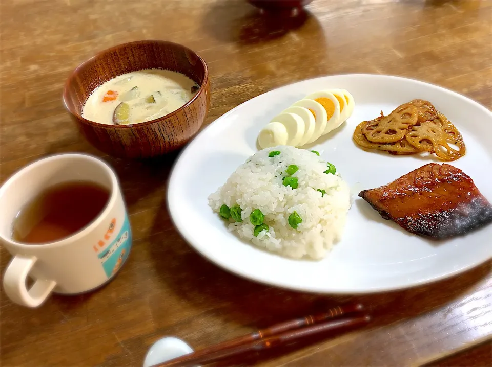 鯖の味醂干し・蓮根のきんぴら・ゆで卵・具沢山和風ミルクスープ・豆ご飯|ちびろ菌さん