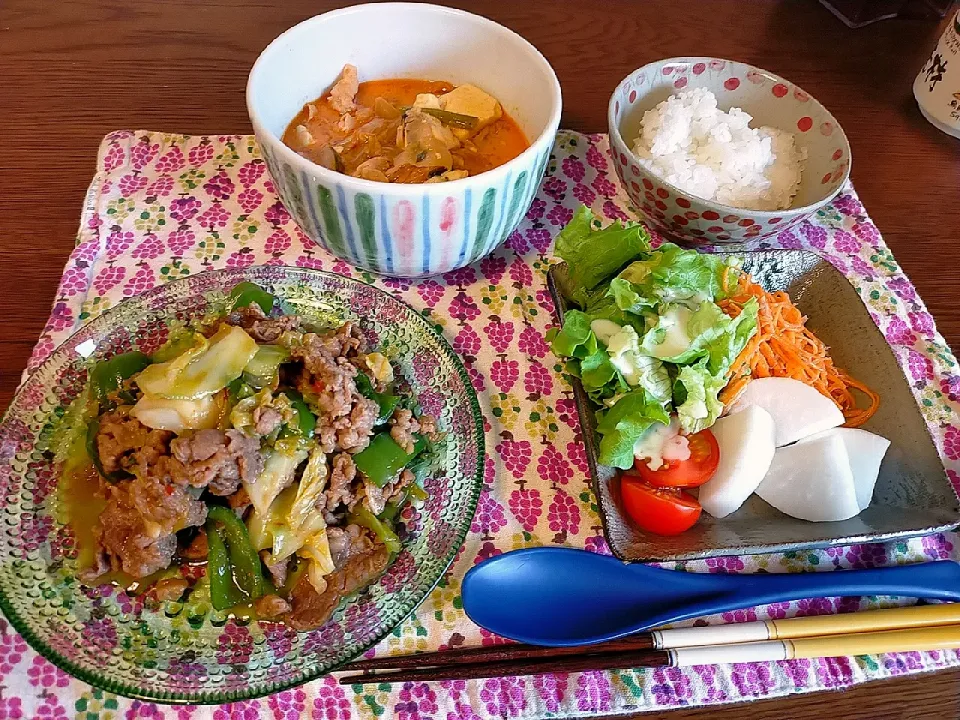 夜ごはん　春キャベツで回鍋肉と野菜たっぷり豆乳チゲ🐖|みやこさん