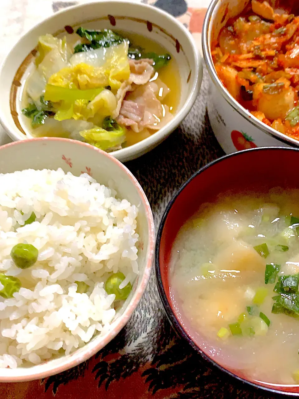 Snapdishの料理写真:豆ご飯　白菜と小松菜の豚煮浸し　新玉葱🧅の味噌汁　キムチ|掛谷節子さん