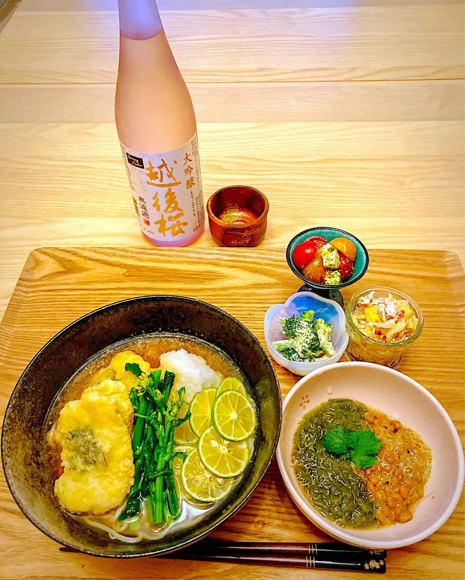 今日の夕食　冷やしうどん　めかぶ納豆　トマトとクリームチーズの大葉ソース和え　春キャベツとササミの梅かつお和え　ブロッコリーの明太マヨ和え|ふわ猫はなちゃんさん