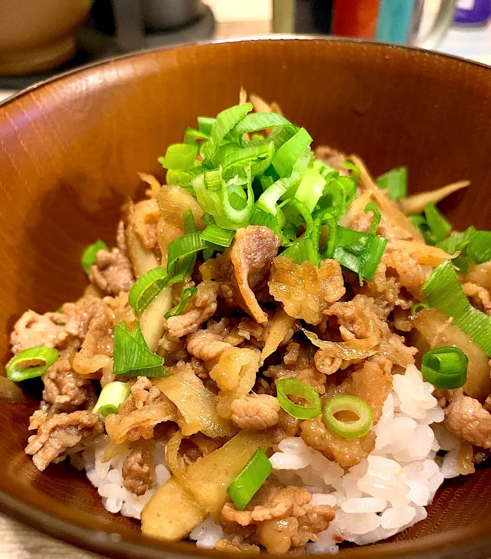 Snapdishの料理写真:牛肉のしぐれ煮丼🥙|みっこちゃんさん