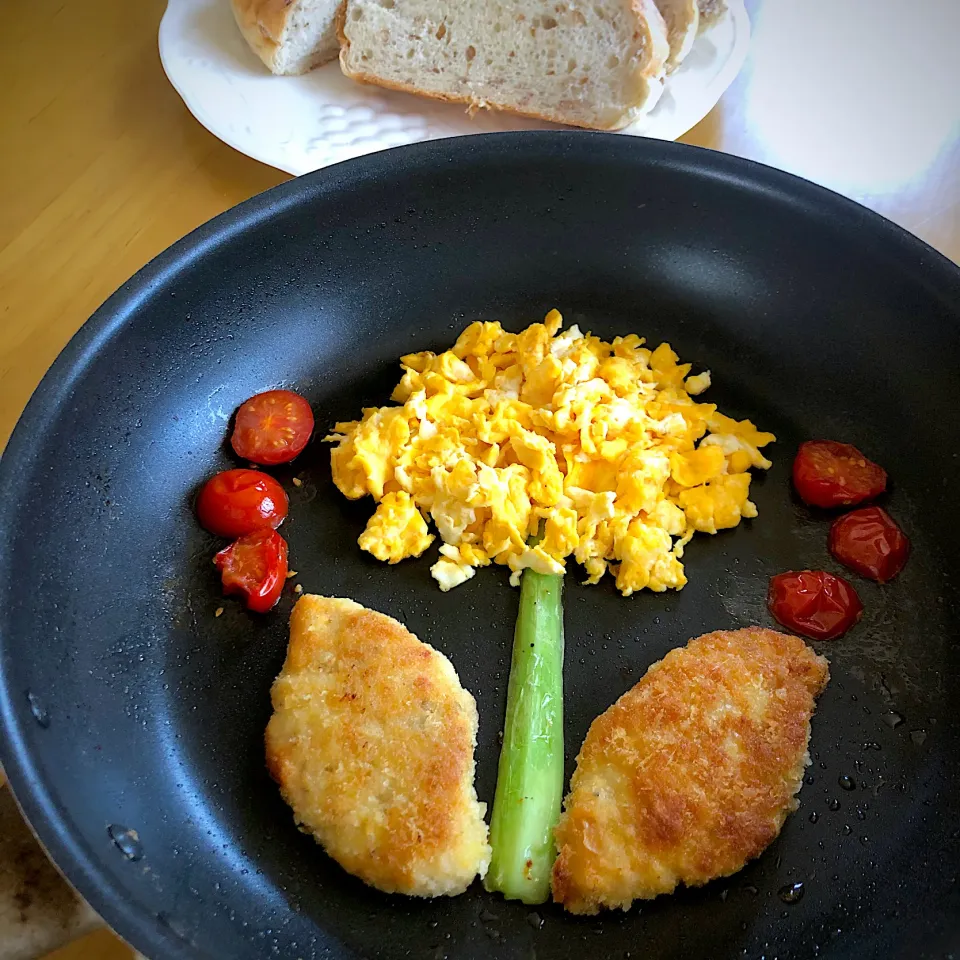 Snapdishの料理写真:フライパンにタンポポのお花咲かせてみました🌼|さらっと🍀さん